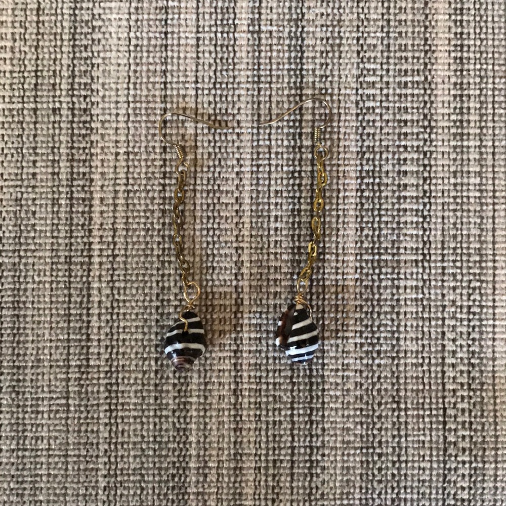 Shell dangle earrings. Gold plated hooks.